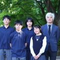 高校1年生学年主任で国語科教諭の伊藤悟史先生と、中学・高校それぞれの1期生たち