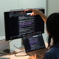 「ScreenBar」は、モニターにかけるだけで設置完了。画面に光が映りこまない設計で手元まで明るい