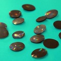 光の反射で虹色に輝くチョコレート