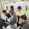コマンドを作成する松浦研究室の学生たち