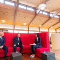 左から東京私立中学高等学校協会・会長の近藤彰郎先生（八雲学園）と、神奈川県私立中学高等学校協会・理事長の工藤誠一先生（聖光学院）、日能研副社長の茂呂真理子氏。鼎談は八雲学園の図書館で行われた
