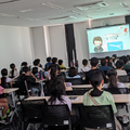 真剣な表情で講演をきく子供たち