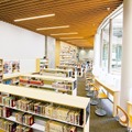 大きな窓をもつ明るい図書館