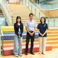 左から、国際基督教大学 教養学部 アーツ・サイエンス学科 1年生のY・Hさん、小林トーマス周平先生（ドルトン東京学園中等部・高等部　保育体育科／入試広報室）、立教大学 法学部 法学科 1年生のM・Yさん