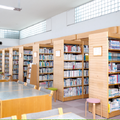 65,000冊の蔵書を誇る図書館。年間約1,700冊の新規図書を購入している