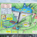 右手にダム湖、左手にダム堤体（ていたい）を望む天端（てんば）を歩き、発電所へ向う