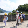 ダム湖を見ながら天端を歩く