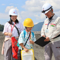 天端を歩きながら発電所について質問。「この下に発電所がある！」と地下発電所に興味津々