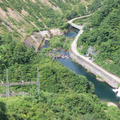 ダムの下を流れる只見川。川の環境を守るため、河川維持流量が常に放流されている。送電線も見えた