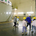 巨大な設備と響く音に驚きながら、発電所の大きさを体感した