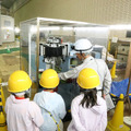 実物の見学を前に、発電機の模型で仕組みを学ぶ子供たち