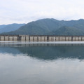 ダム湖から見える天端。見る場所が変わることで、ダムの大きさをあらためて実感した