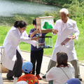 虫や微生物、落ち葉などがつくる「森の土」と、固く締まった「グラウンドの土」を再現した実験キットで違いを比較