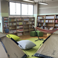 好きな本を好きな姿勢で読める図書室。本を読まなくても居心地よい空間づくりを目指した。