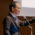 鈴木氏は、不登校が全国で35万人にのぼり年々増加していること、その要因も多様化しており世界的な傾向であると指摘