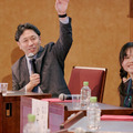 大勢の聴衆を前に緊張する中学生たちを和ませる塩瀬氏
