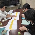 清水書院様と広研印刷会社様に本の帯の案や、表紙カバーのテイスト、見返しに使用する色についても話しあう
