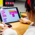 タブレット（iPad）で直感的なプログラミングブロックを操作