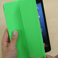 純正の「Smart Cover」は全6色用意。マグネットで本体背面に吸着する