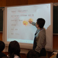 電子黒板で授業の説明を行う北川教諭