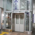 とうきょうスカイツリー駅の改札内コンコースとホームをつなぐエレベーター。