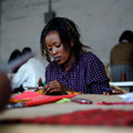 トートバッグは、アフリカの女性の職人達による手作り