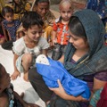コミュニティで妊産婦に新生児のケアについて講習する保健師（バングラデシュ）