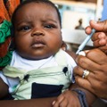 予防接種を受ける赤ちゃん（コートジボワール）