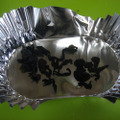 （3）-【4】キャベツのソテーを詰めるカップの底に、乾燥カットわかめをパラパラと入れる