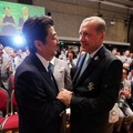 IOC総会でトルコのレセプ・タイイプ・エルドガン首相（向かって右）と握手する日本の安倍首相　(C) Getty Images