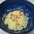 （3）-【2】塩・こしょうで味を調え、野菜を混ぜる