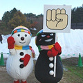六甲山スノーパークのマスコットキャラクター「スノイル」（左）と「ワルイル」