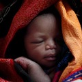 南スーダンの西バハル・アル・ガザール州のワーウ病院で生まれた新生児