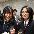 学校の授業でJMOOCを知り参加した女子高生2名