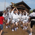 御神輿に向かって水掛する黎くん