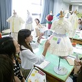 こども服を製作する文化服装学院の学生たち