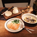 （左上）「フロマージュ・ドール」のシャンパンカマンベール“きら星”、（左下）「鮭匠ふじい」の活〆時しらず鮭スモーク“ピート使用”、（右）「橋本食品」の北海道産カキのオリーブオイル漬け
