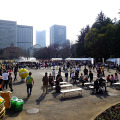 3月20日は国連が定めた「国際幸福デー」。これにあわせ日比谷公園で3月22日、「HAPPY DAY TOKYO 2015」が開催され、東北大震災の風化を防ぐ「311『つながる日』プロジェクト」らが出展。来場者たちに、震災から学んだ「つながること」の大切さを訴えた