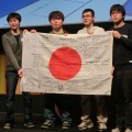 歴代のImagine Cup日本代表によるメッセージが寄せ書きされたフラッグを持つ、チーム「すくえあ」のメンバー