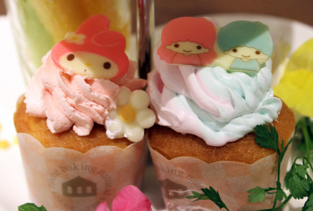 「オシャレにお祝いデザートタワー」のカップケーキ