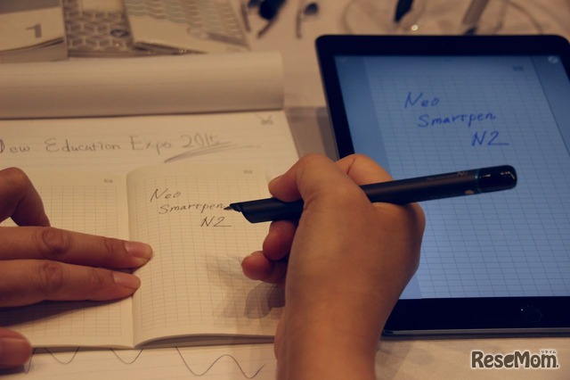 NeoLAB「ネオ スマートペン N2」実演のようす　紙に書いた文字がタブレットに反映される