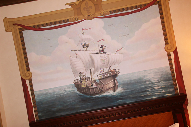 壁にはガリオン船の航海の様子「カピターノ・ミッキー・スーペリアルーム」