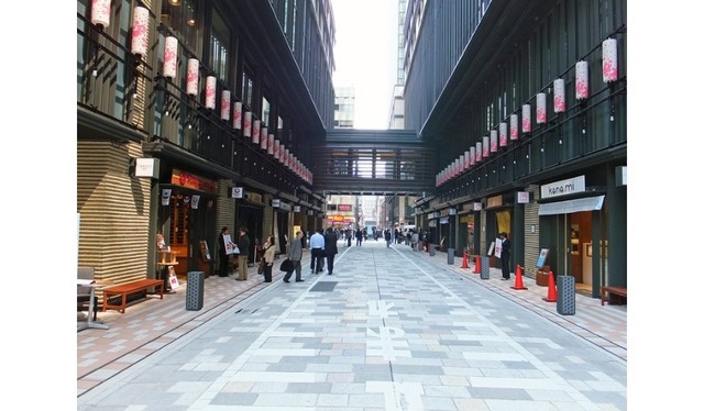 日本橋・「福徳神社」の参道の仲通り。