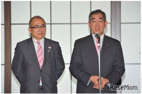 会見で挨拶する松本外務大臣、左は溝畑観光庁長官