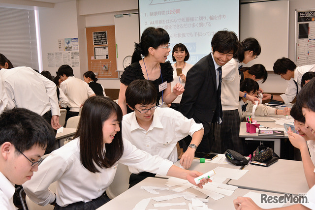 小澤氏によるワークショップ　生徒たちは、コミュニケーション能力の必要性を楽しみながら学んだ