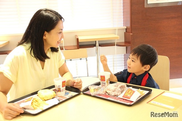 作ったバーガー、お母さんも食べてみて