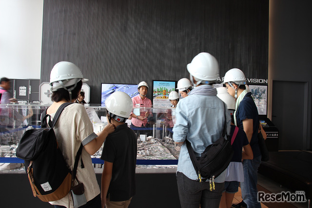 模型で渋谷再開発を学ぶ参加者、渋谷「ヒカリエ」11階