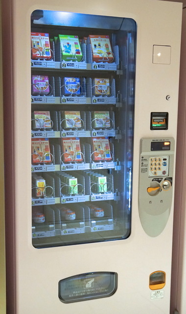 フロアには離乳食を扱う自動販売機も設置されている