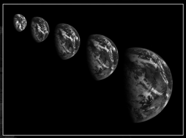 「はやぶさ2」スイングバイ直前に撮影された地球。左から右へ撮像時刻が移行しており、じょじょに接近している（C）JAXA