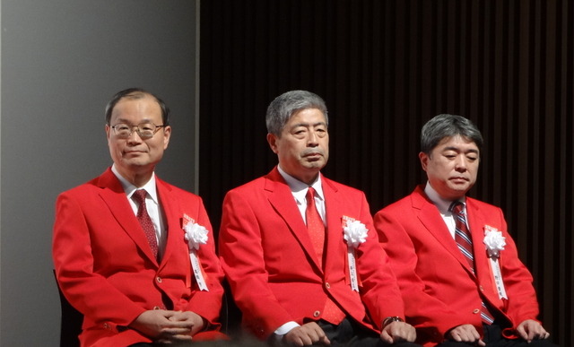 「勝負の年」として、鮮やかな赤のジャケットでイベントに出席した日本郵便（株）高橋社長ら役員。